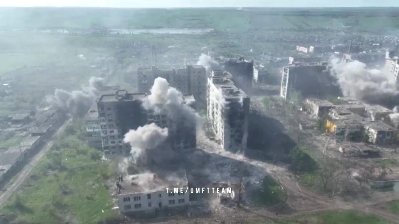 Bakhmut, interi edifici distrutti dal fuoco dell'artiglieria russa: la devastazione ripresa dal drone
