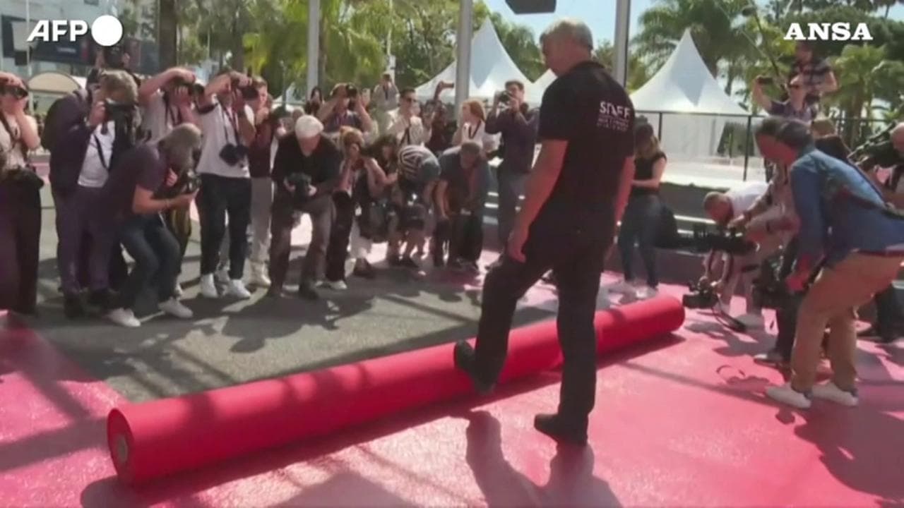 Cannes, steso il tappeto rosso: il festival del cinema pronto a partire