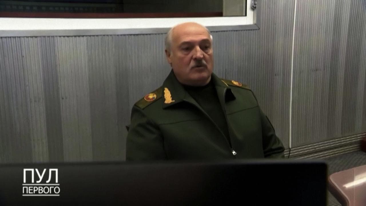 Bielorussia, Lukashenko ricompare in pubblico dopo le voci di malattia: "Il nostro esercito in allerta"