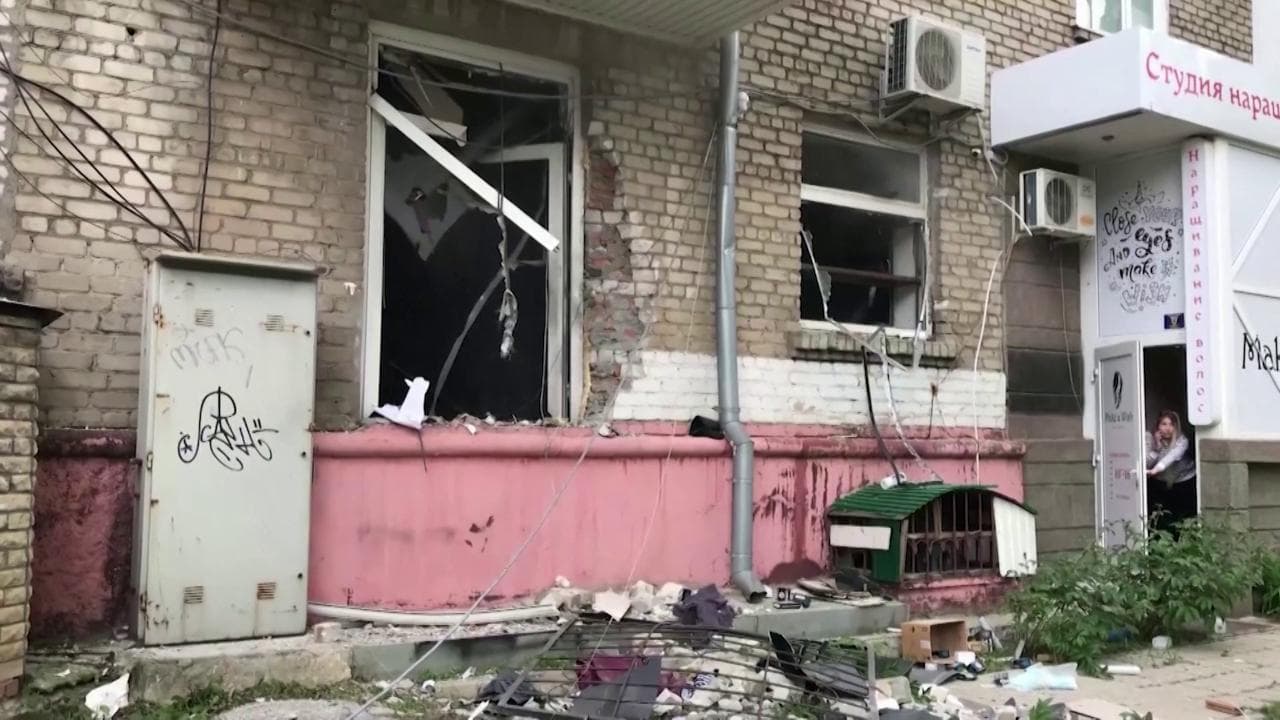 Lugansk, il ministro filorusso Kornet ferito gravemente in un attentato. Le immagini del luogo poco dopo l’esplosione