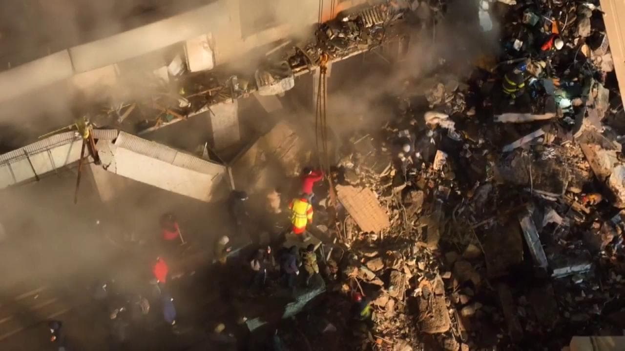 Ucraina, bomba russa su un palazzo di 9 piani: il cratere ripreso dall'alto