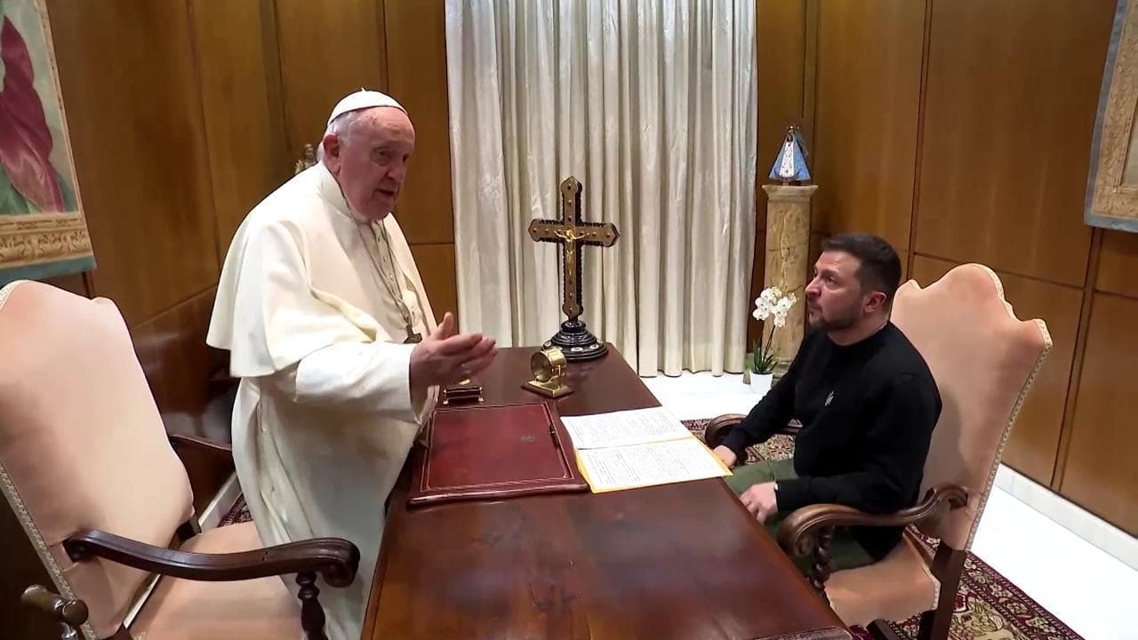 Zelensky in Vaticano, l'incontro con papa Francesco e lo scambio dei doni