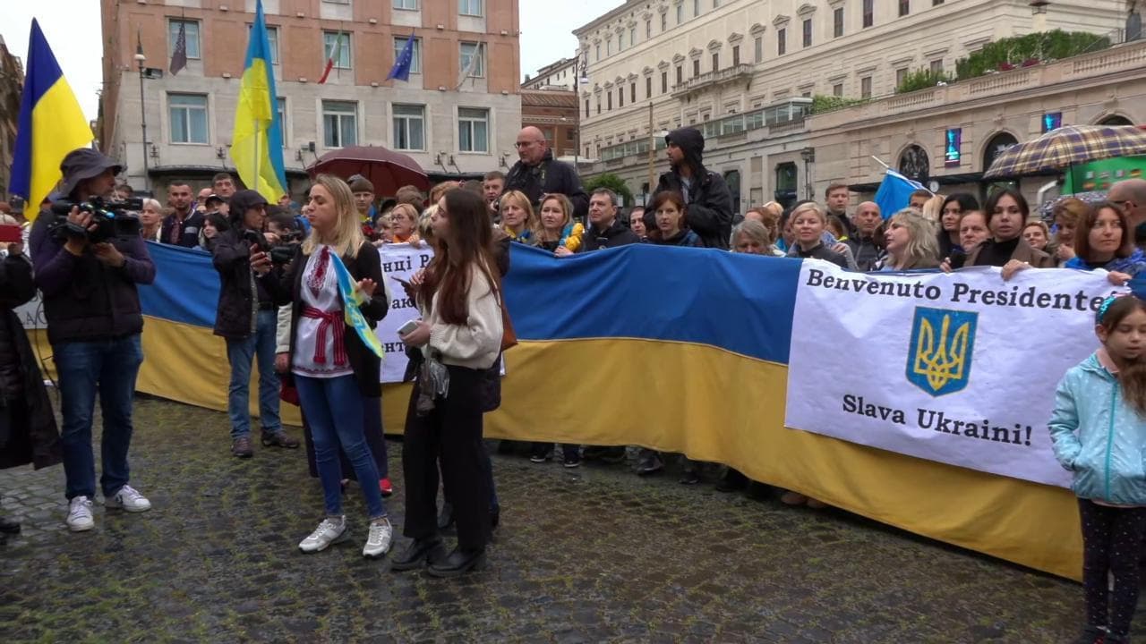 Cittadini ucraini a Roma cantano "Bella ciao" in attesa di Zelensky