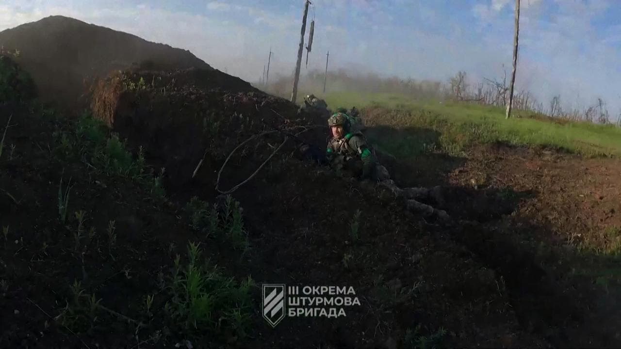 Bakhmut, le forze armate ucraine diffondono video dell’attacco di una brigata alle postazioni russe