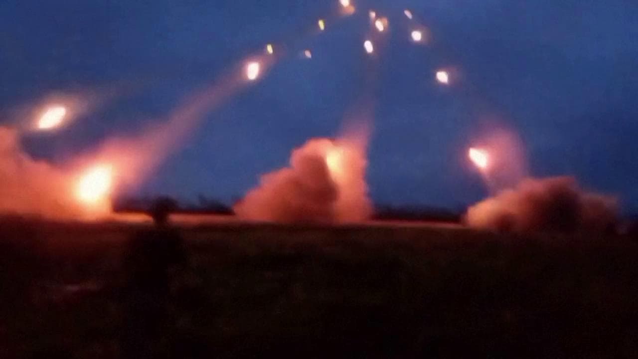 Kiev, il reggimento Azov avanza a Bakhmut: lanciarazzi multipli in azione nella notte