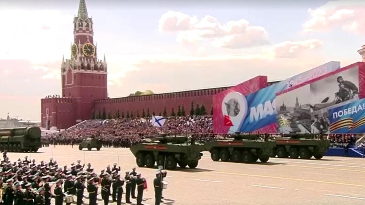 Mosca, la parata del 9 maggio senza carri armati, ma con i missili nucleari: i momenti salienti