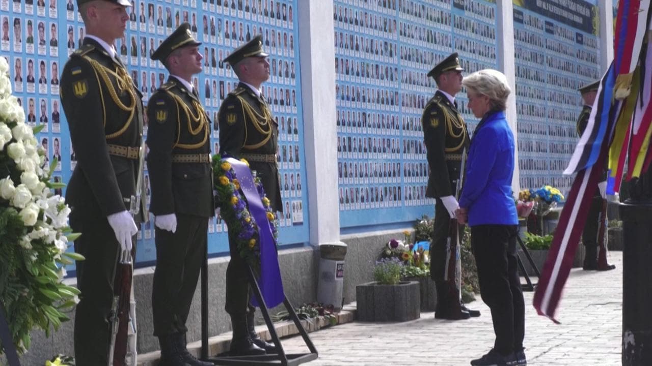 Von der Leyen a Kiev per la Giornata dell'Europa, l'omaggio ai soldati ucraini caduti in guerra