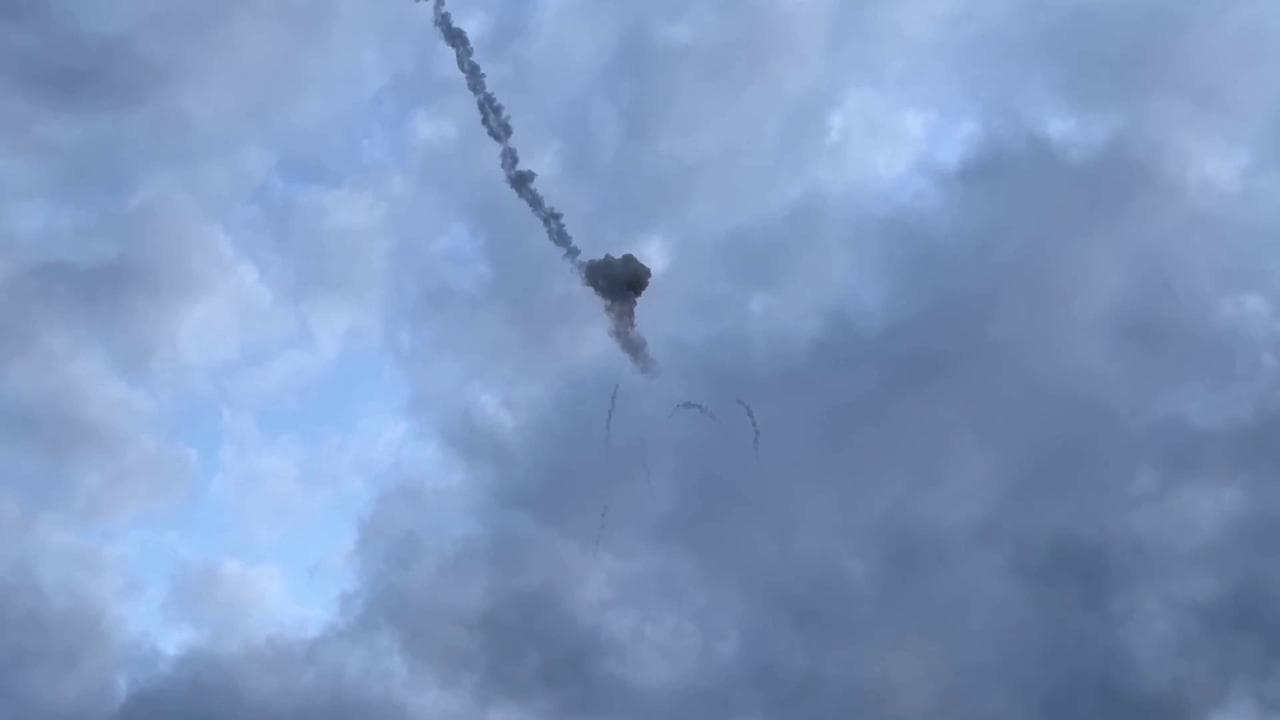 Nuove esplosioni nei cieli di Kiev: la contraerea ucraina neutralizza i missili russi