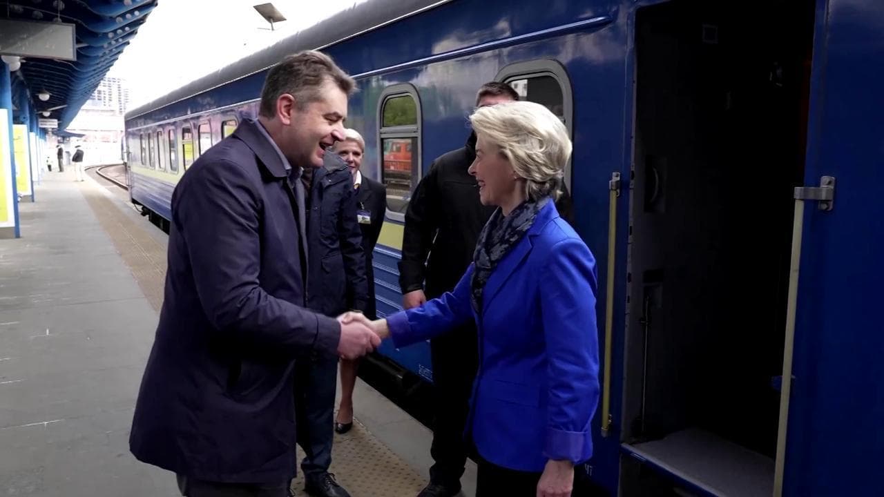 L'arrivo di Ursula von der Leyen a Kiev: "È il luogo giusto per celebrare la Giornata dell'Europa"