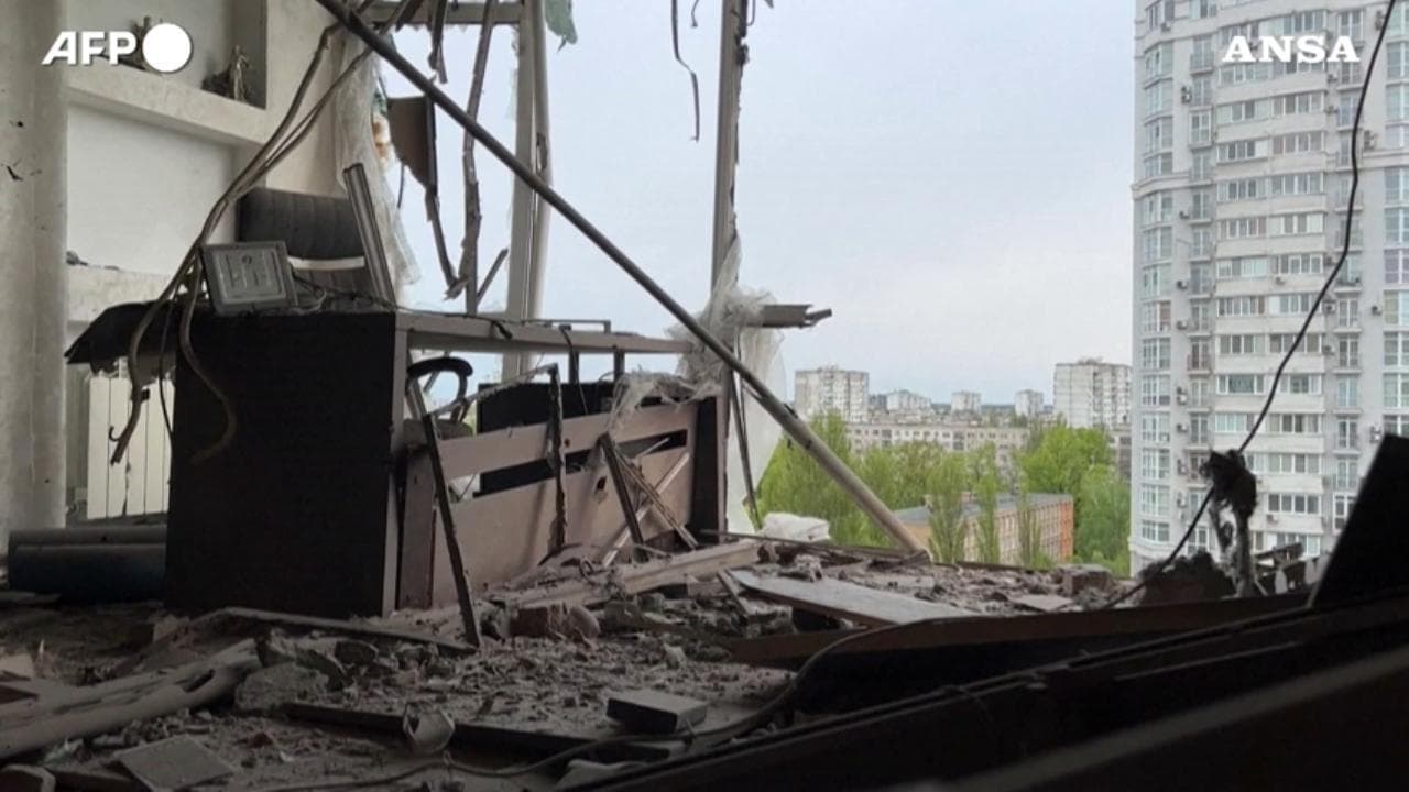 Ucraina, attacco aereo notturno a Kiev: almeno 5 feriti