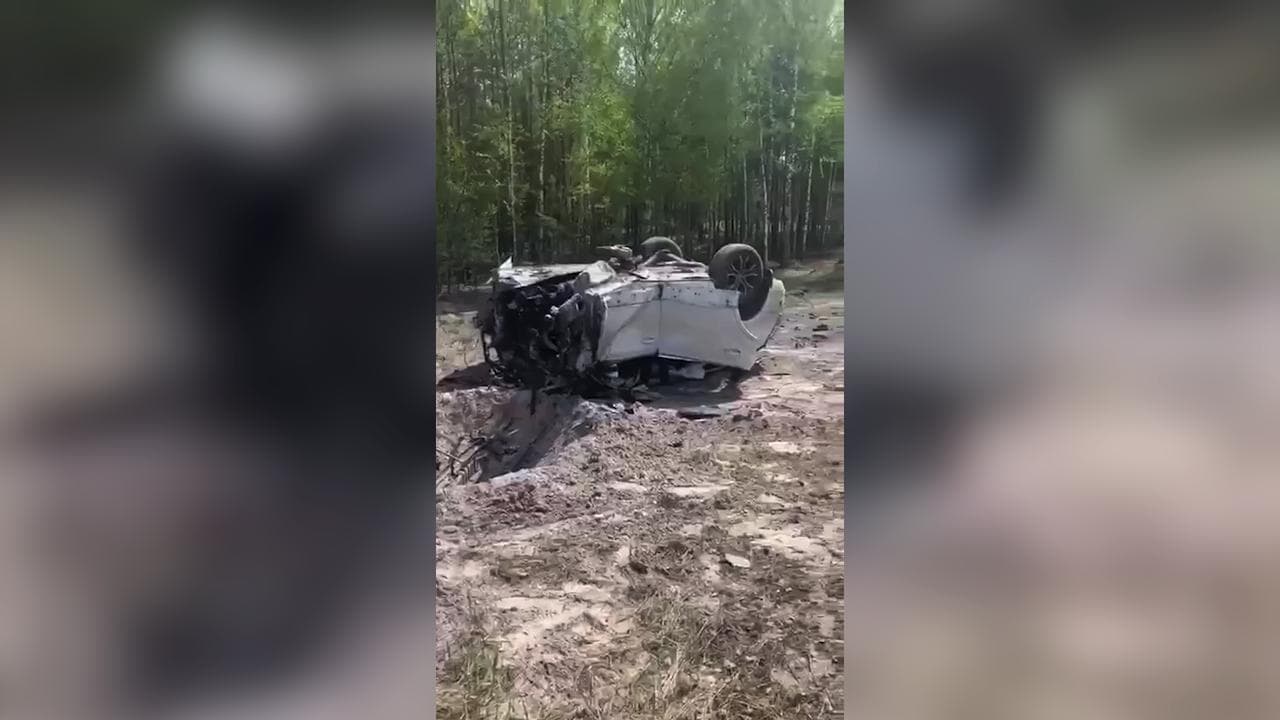 Autobomba contro Prilepin, il cratere dell'esplosione e i resti della macchina