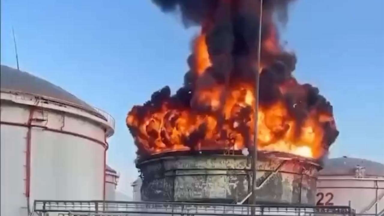 Russia, esplode un deposito petrolifero nei pressi del ponte di Crimea