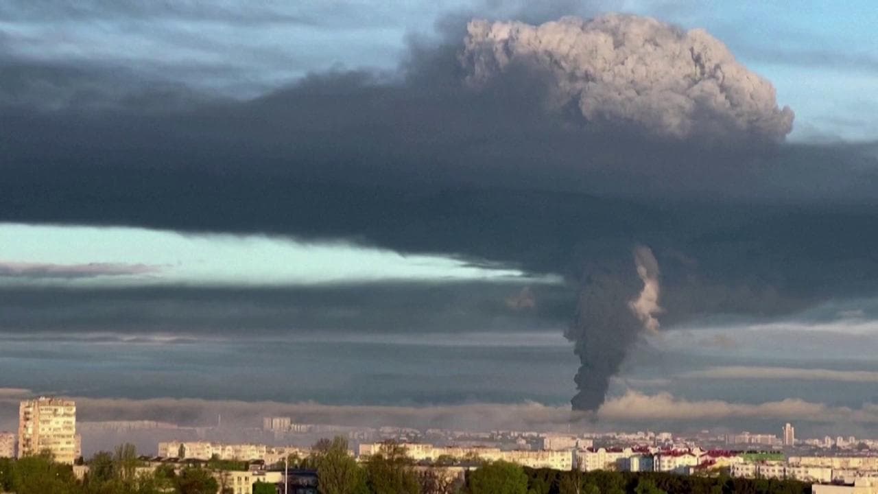 Crimea, Sebastopoli: colonna di fumo dopo il presunto attacco di droni alla flotta russa
