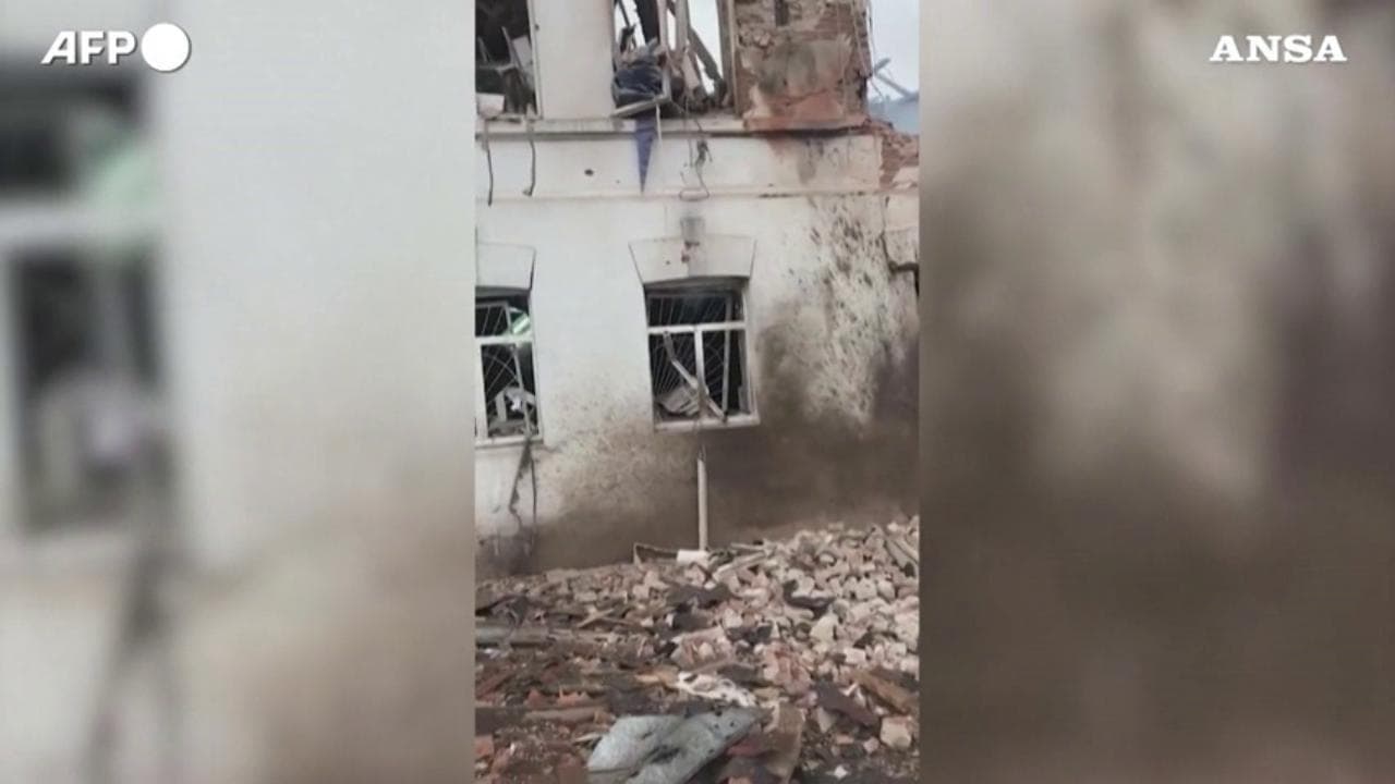 Ucraina, bombardato il museo di Kupiansk: i soccorritori cercano di salvare una donna sepolta dalle macerie