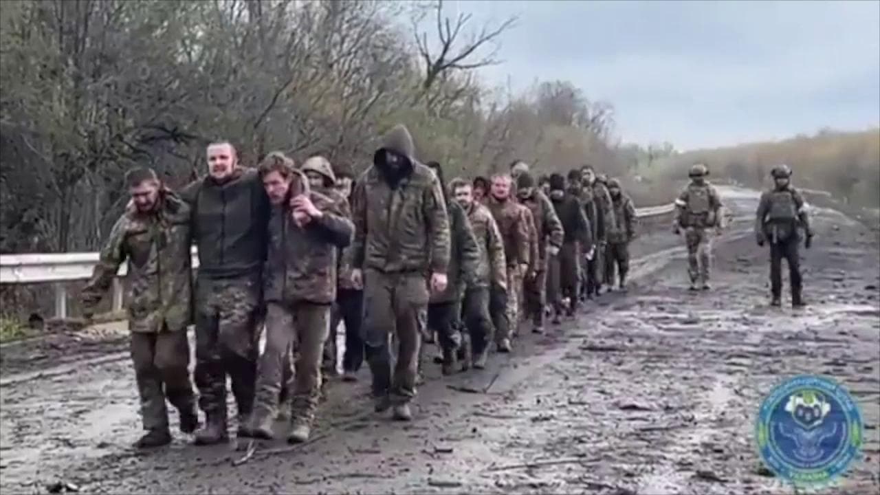 Ucraina, scambio di prigionieri di Pasqua: stanchezza e felicità negli occhi dei 130 soldati di Kiev liberati