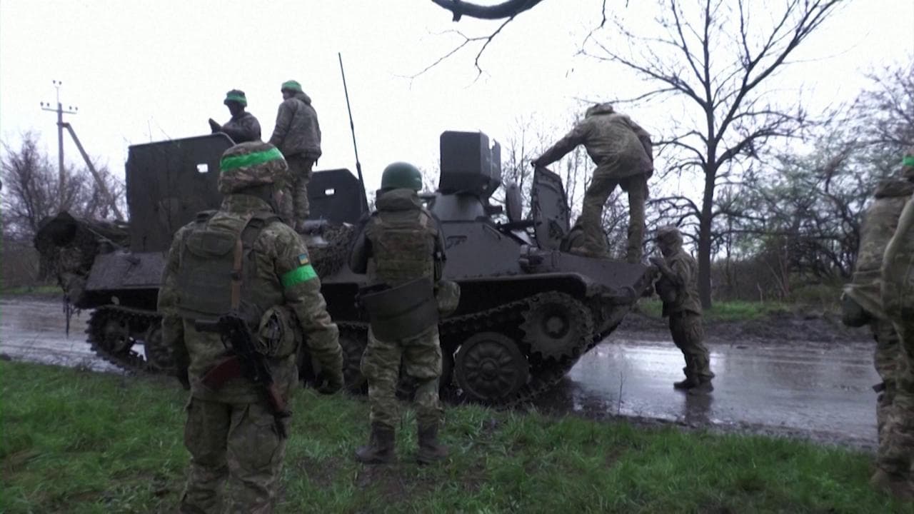 I soldati ucraini di ritorno dal fronte orientale dopo i combattimenti
