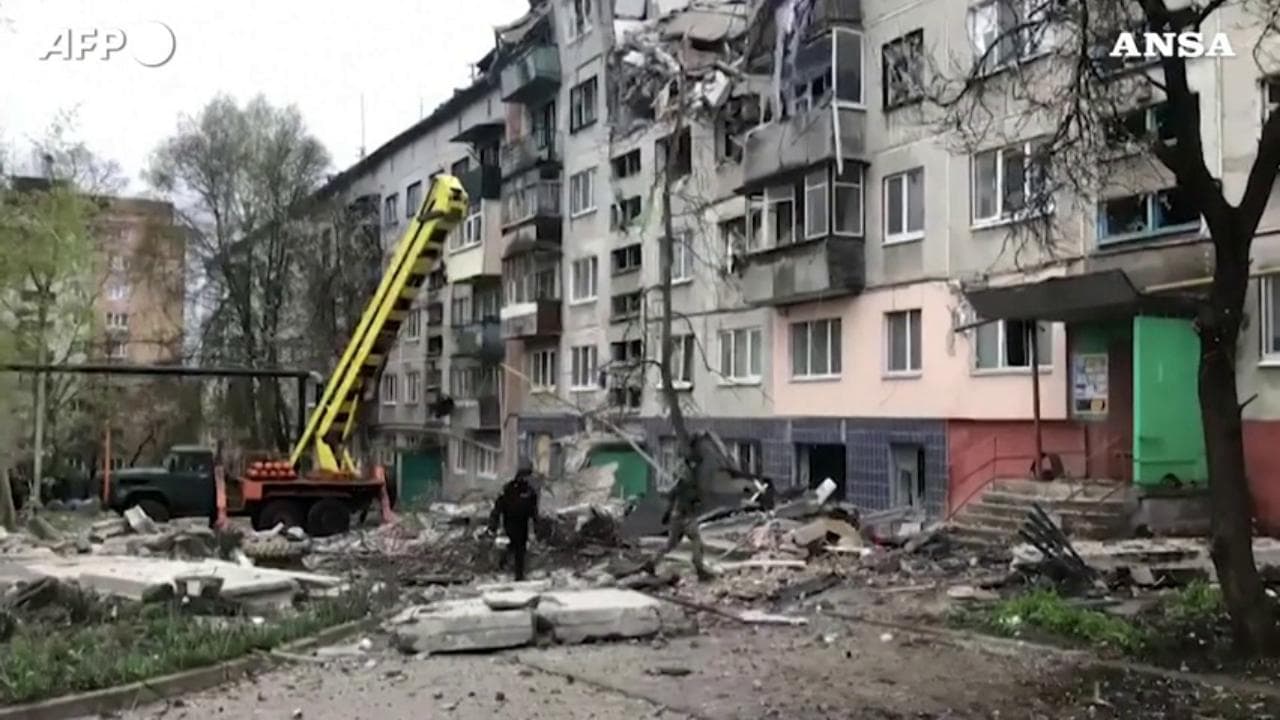 Ucraina, bombardamenti russi su Sloviansk: tra le macerie dei palazzi sventrati