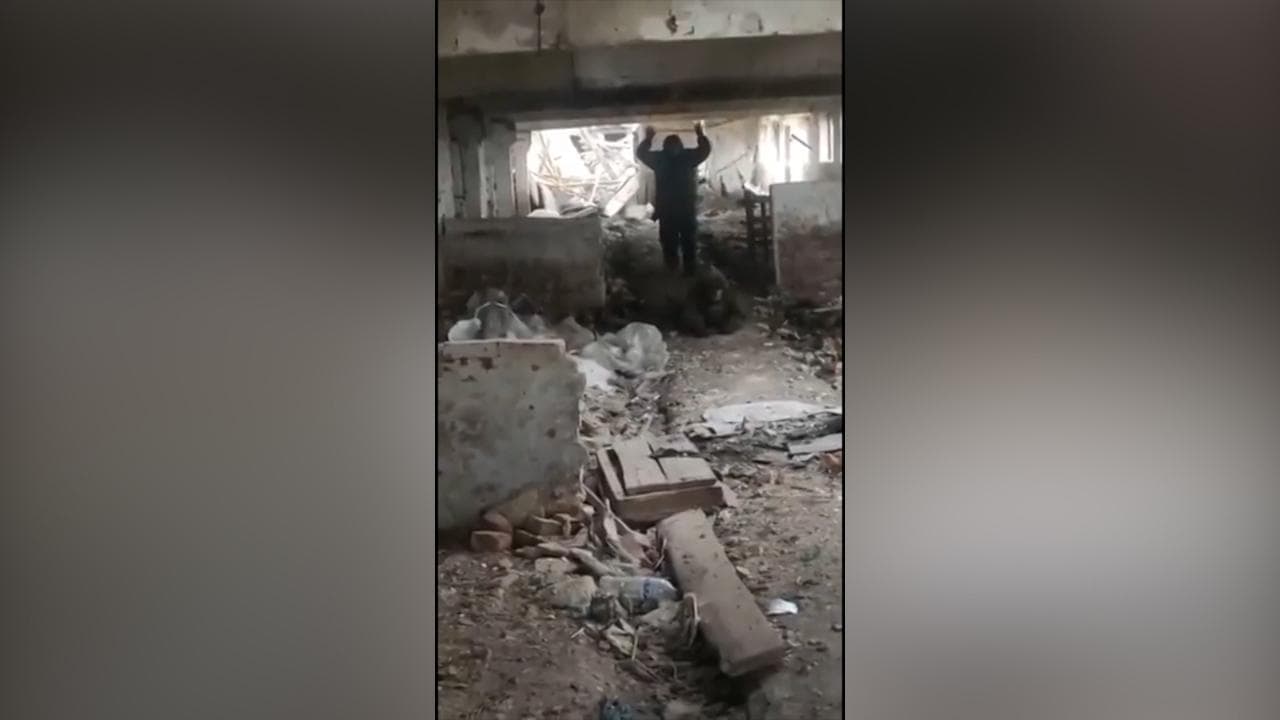 Scovano due soldati russi tra le macerie di Bakhmut: la resa alle forze ucraine