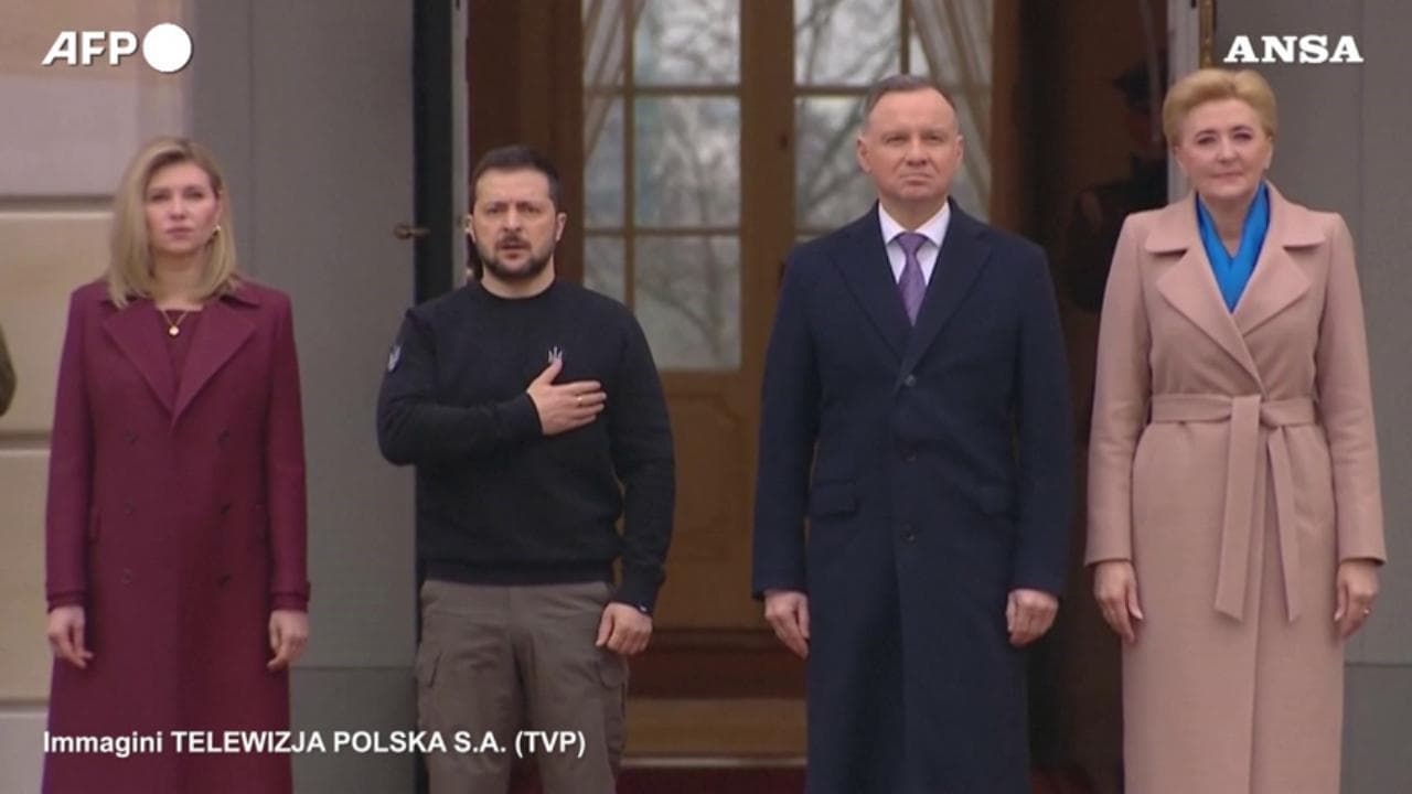 Polonia, Zelensky e la moglie accolti a Varsavia dal presidente Duda e dalla first lady