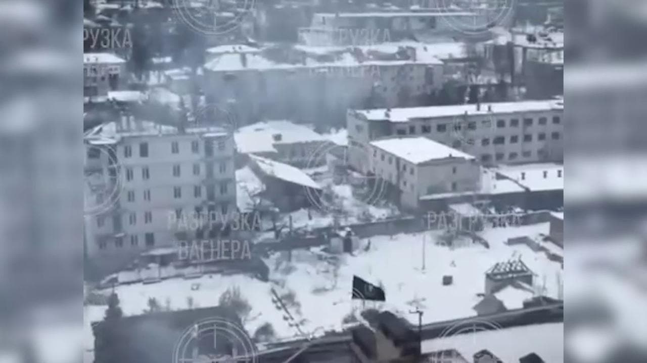 La bandiera della Wagner nel centro di Bakhmut
