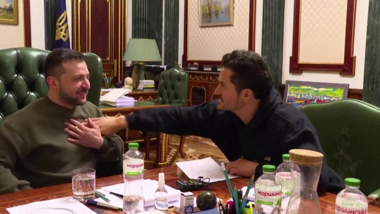 Kiev, Orlando Bloom incontra Zelensky: "Hai un grande cuore". E il presidente si commuove