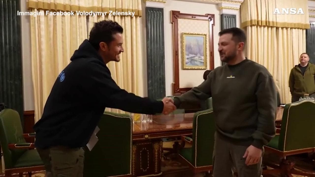 L'attore Orlando Bloom è a Kiev: l'incontro con il presidente Zelensky