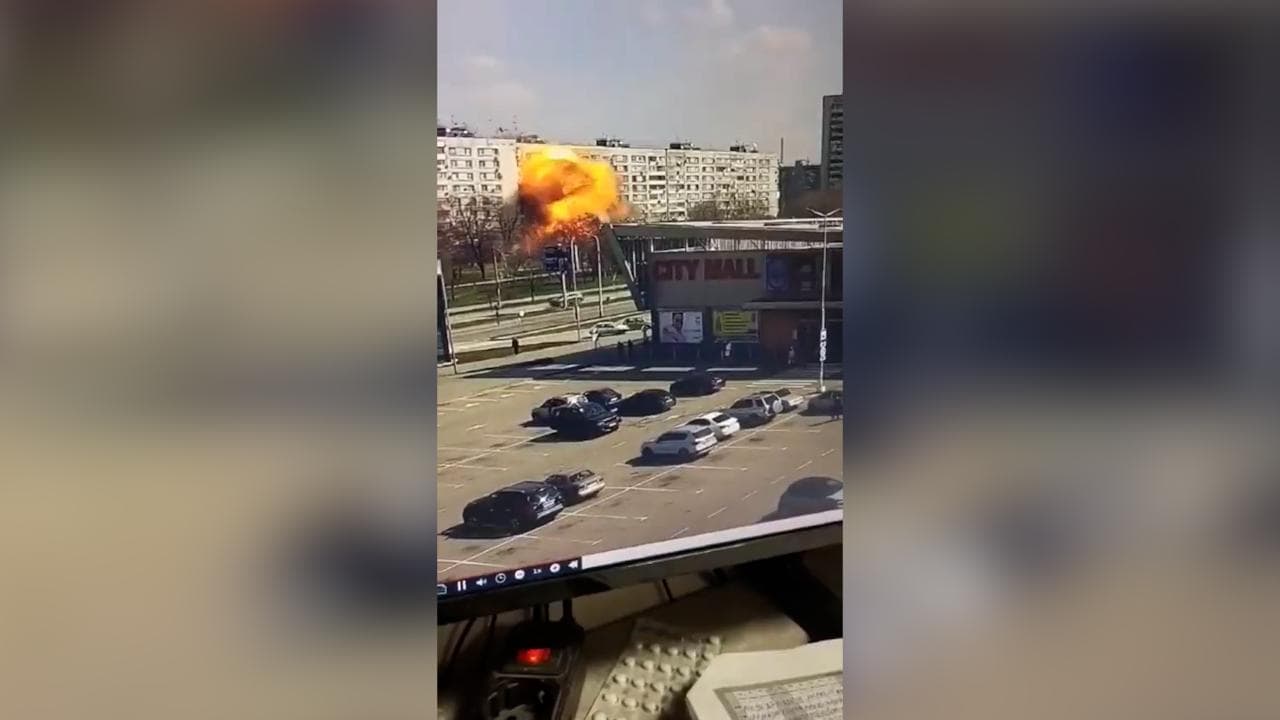 Missile russo colpisce un condominio di Zaporizhzhia: il momento dell’esplosione