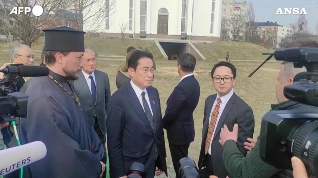 Ucraina, il primo ministro del Giappone visita Bucha