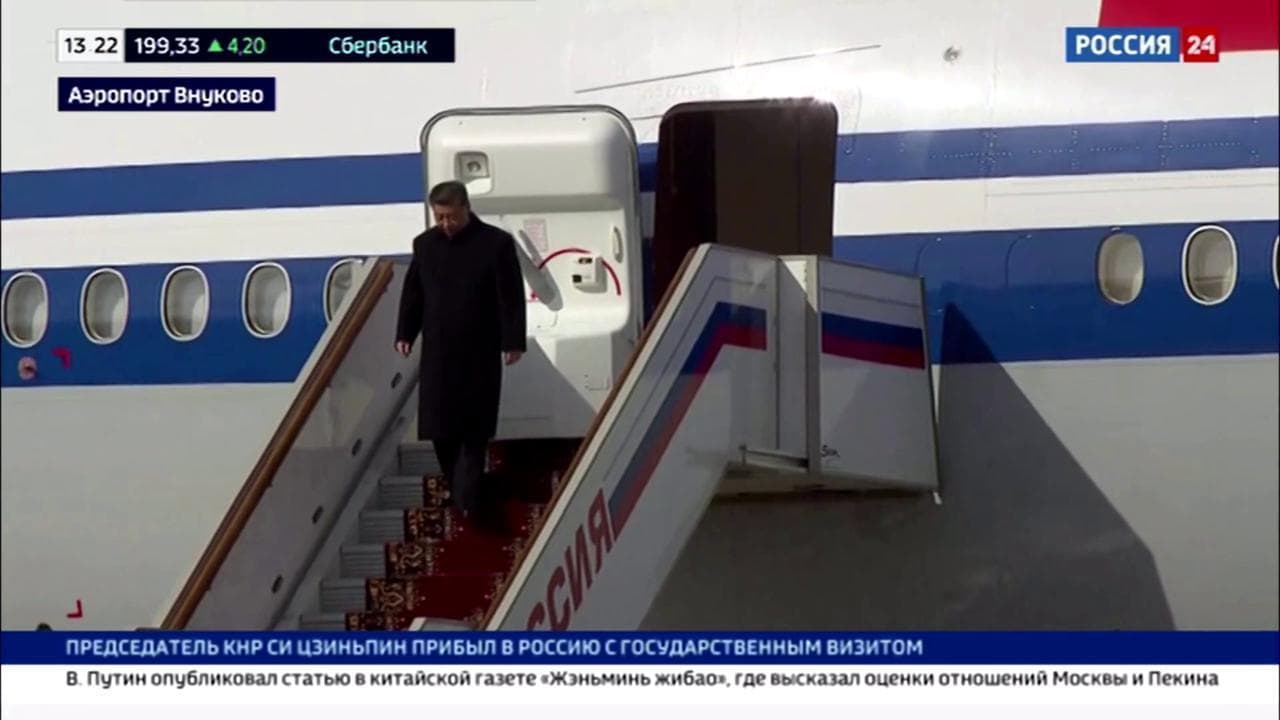 L’arrivo di Xi all’aeroporto di Mosca: il presidente cinese incontrerà Putin per parlare del piano di pace