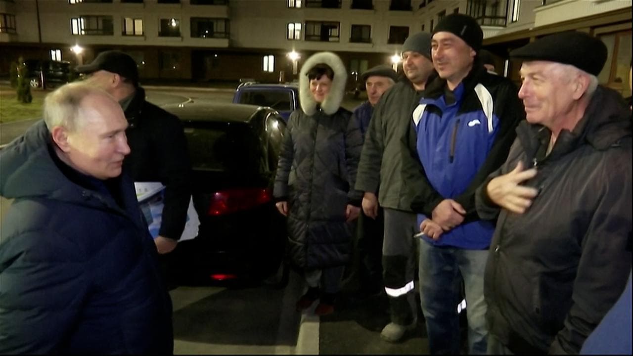 Vladimir Putin in visita a sorpresa a Mariupol