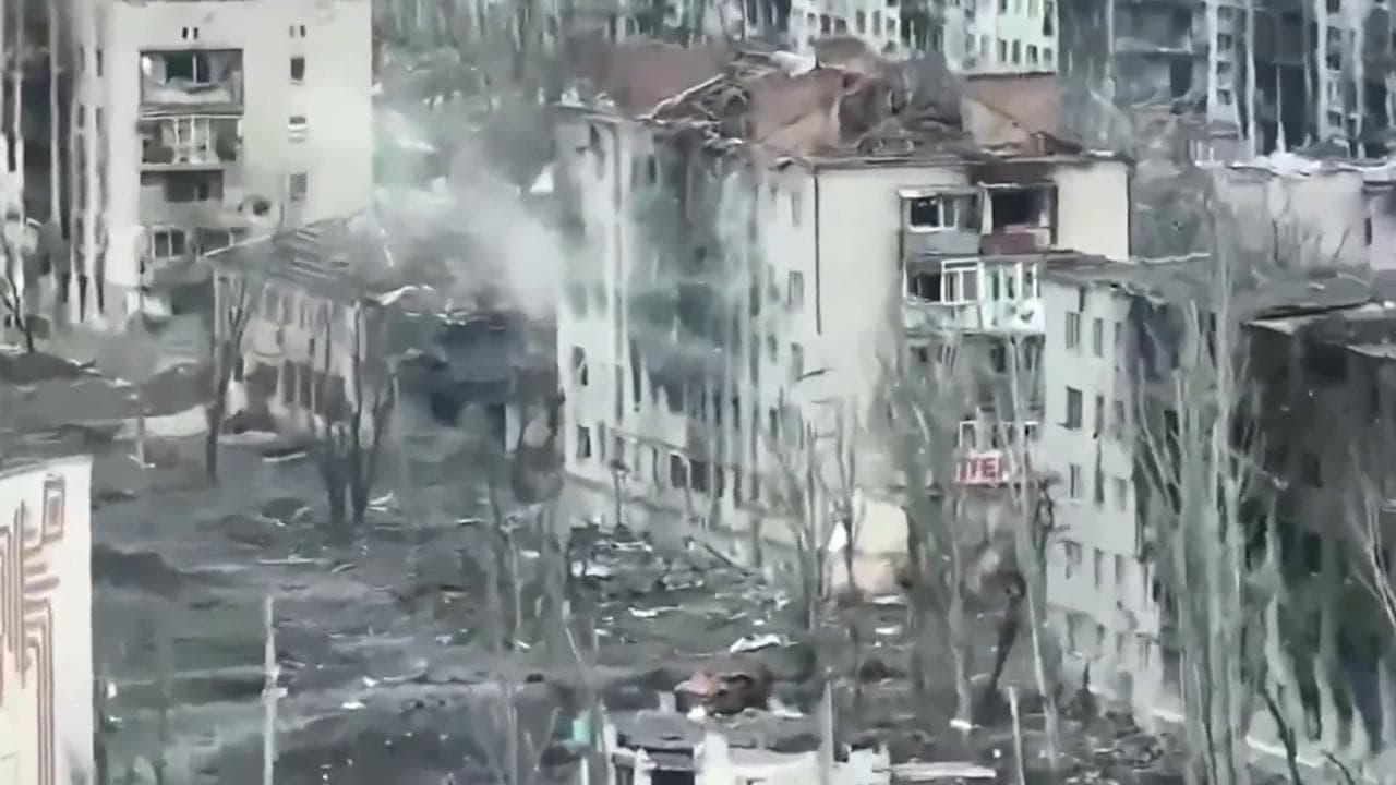A Bakhmut, tra palazzi sventrati e colpi di artiglieria