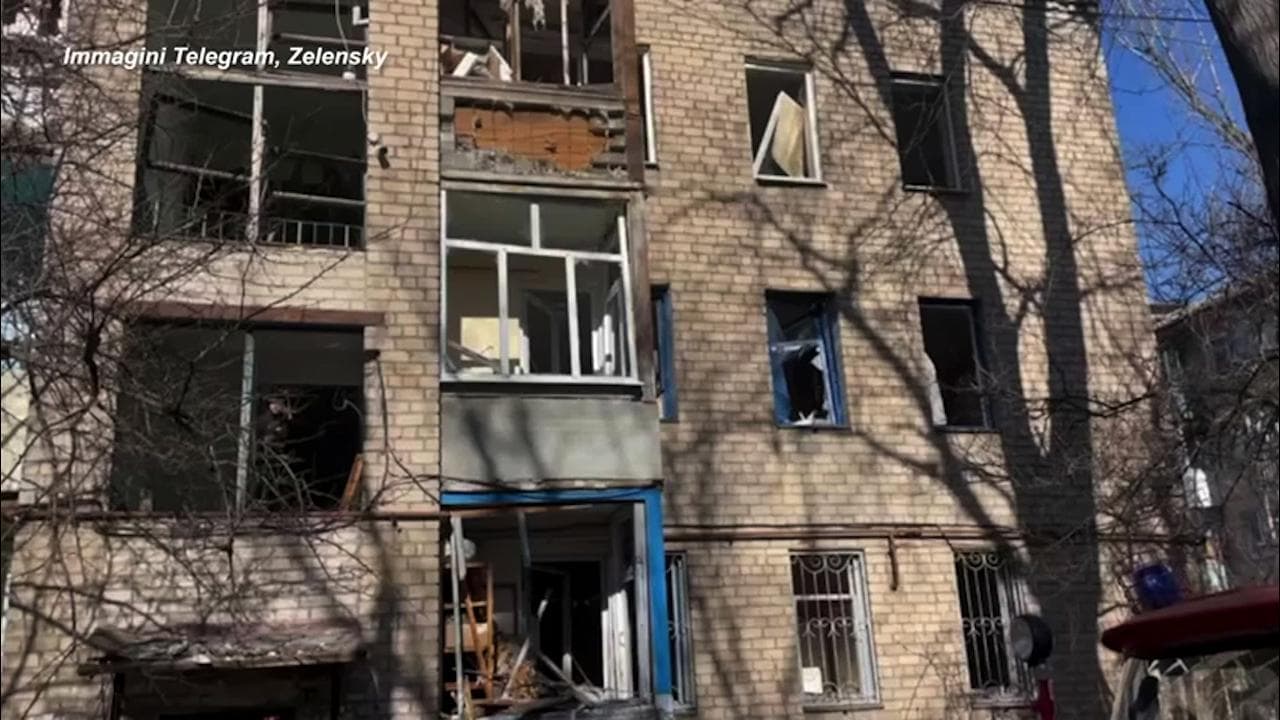 Ucraina, bombardata Kramatorsk: missile russo danneggia sei edifici nel centro della città