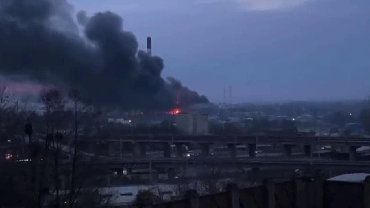 Ucraina, attacco dei russi: a Kiev colpita una centrale elettrica