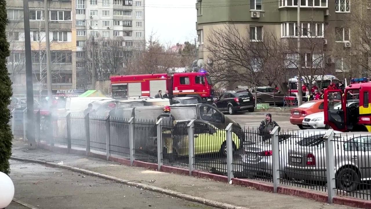 Missili russi su Kiev, i soccorritori all'opera nel distretto di Sviatoshyn