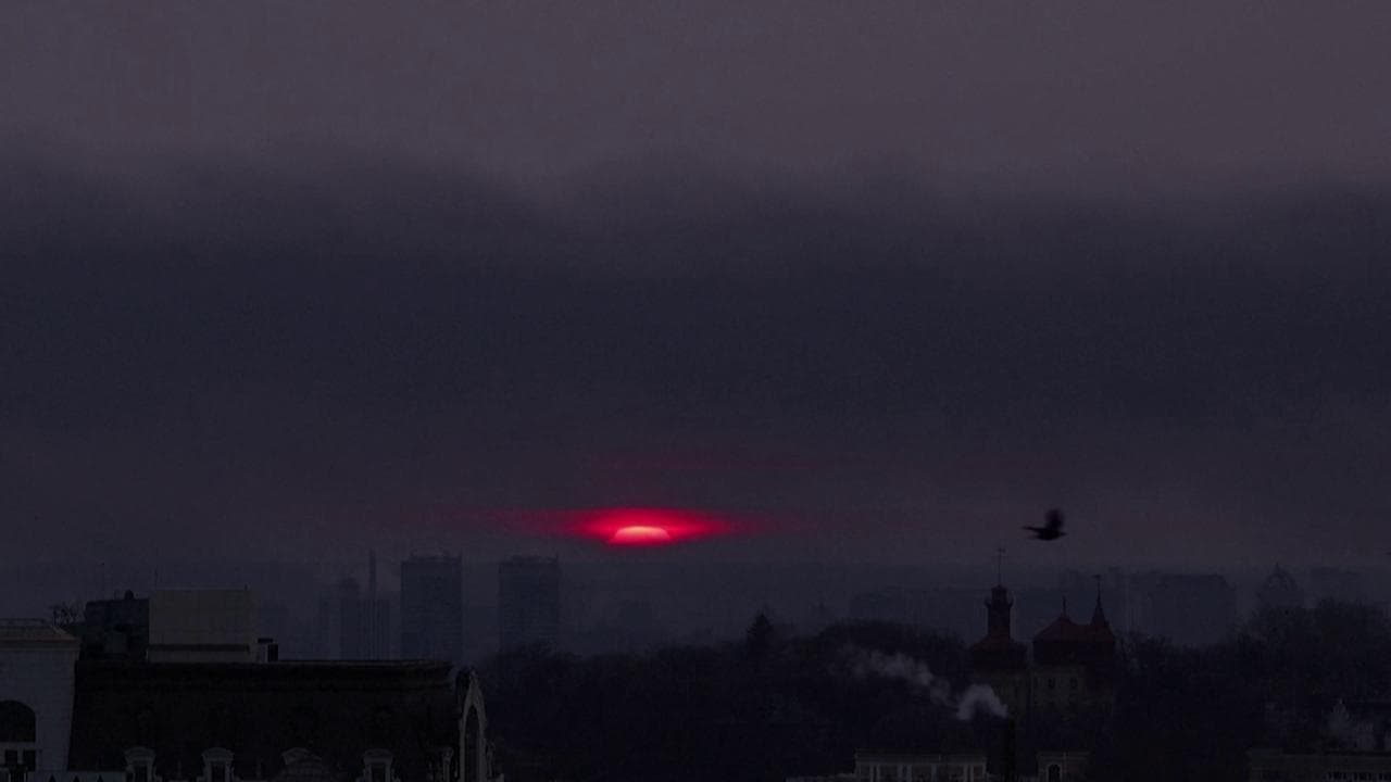 Ucraina, il sole sorge su Kiev avvolta dal fumo delle esplosioni