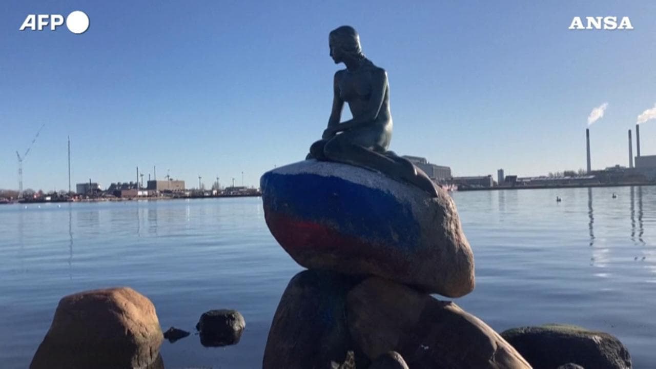 Copenaghen, la statua della Sirenetta vandalizzata con i colori della bandiera russa