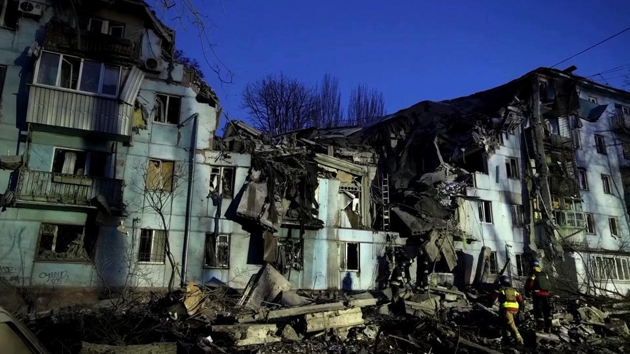 Missile russo su Zaporizhzhia, distrutto un caseggiato. Morti e feriti sotto le macerie