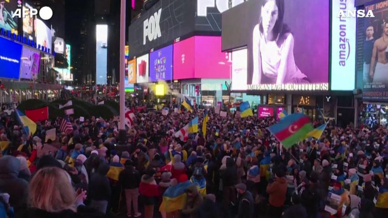 Un anno di guerra in Ucraina, in centinaia in piazza a New York
