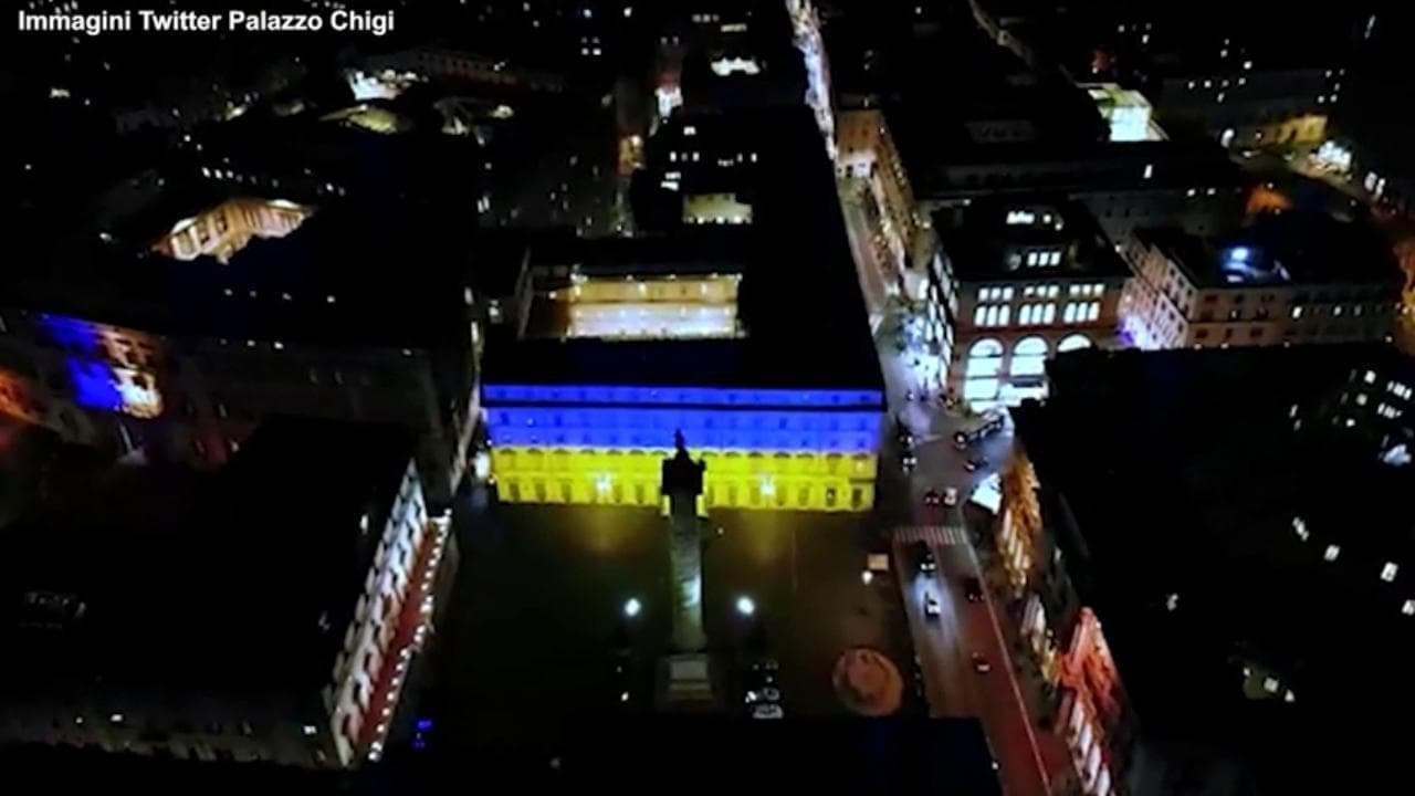 Anniversario guerra: Palazzo Chigi illuminato con i colori della bandiera Ucraina