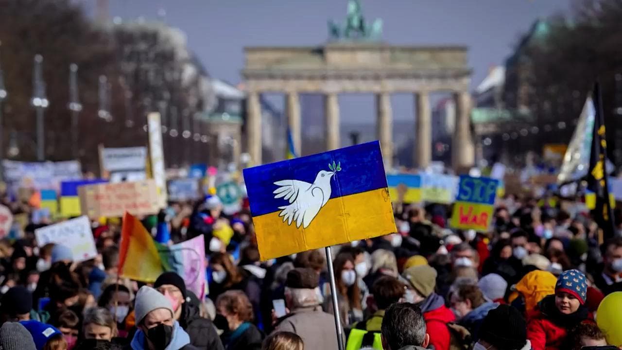 Un anno di conflitto, il tributo video di Zelensky è un inno alla forza dell'Ucraina