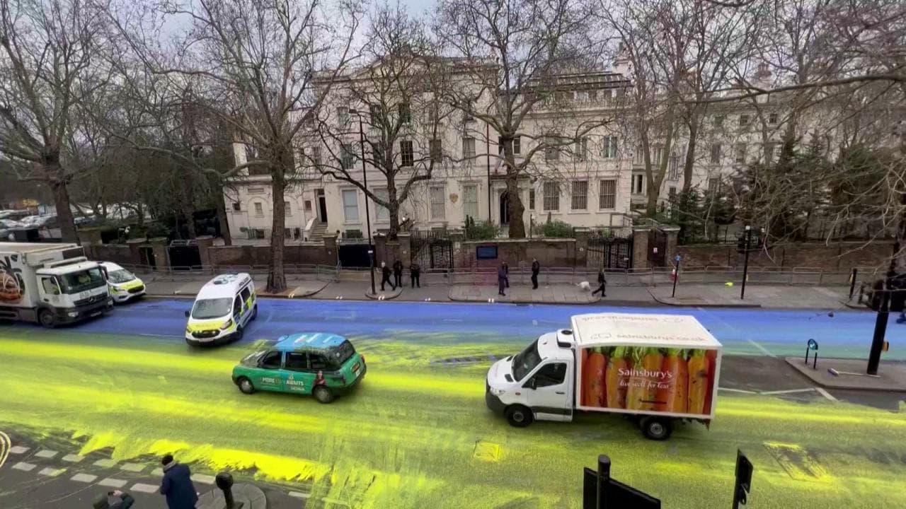 Invasione Ucraina, Londra attivisti dipingono la strada sotto l'ambasciata di Russia in blu e giallo