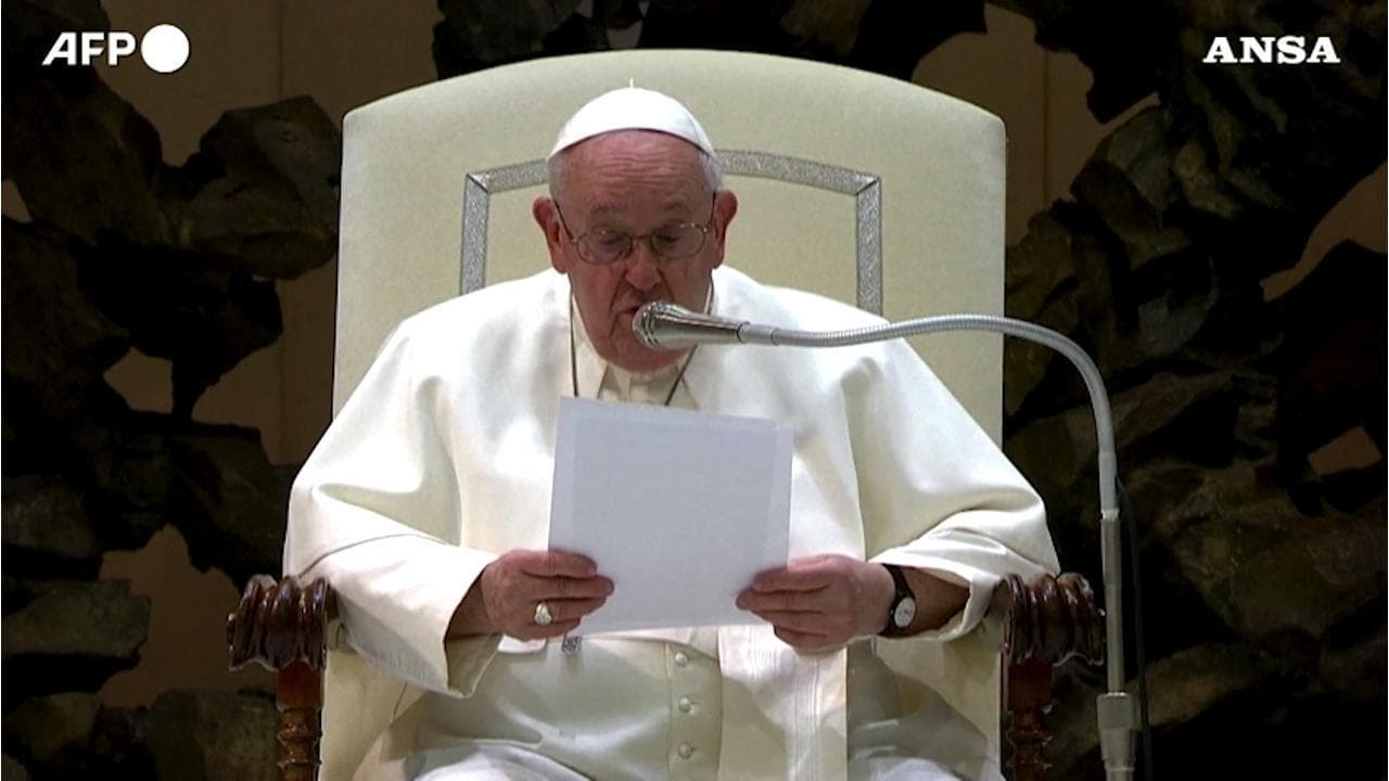 Ucraina, papa Francesco: "Un anno di guerra assurda e crudele, bisogna avviare i negoziati di pace"