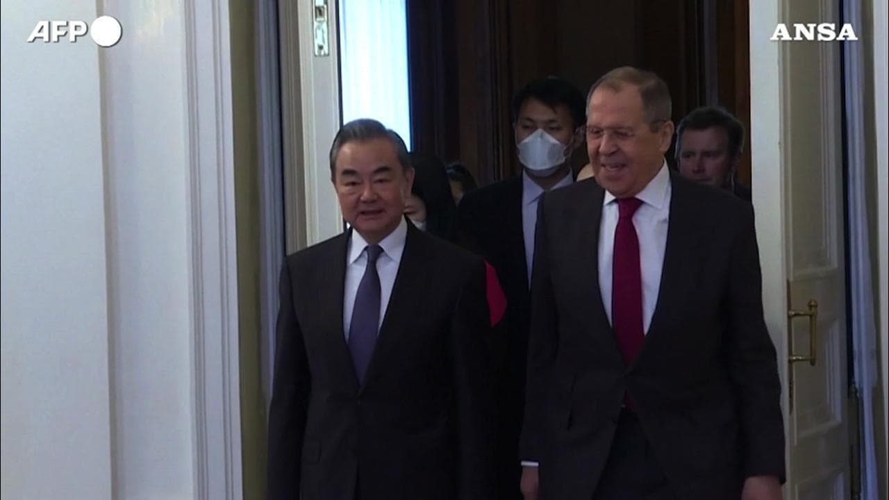 Mosca, Lavrov incontra il capo della diplomazia cinese Wang Yi