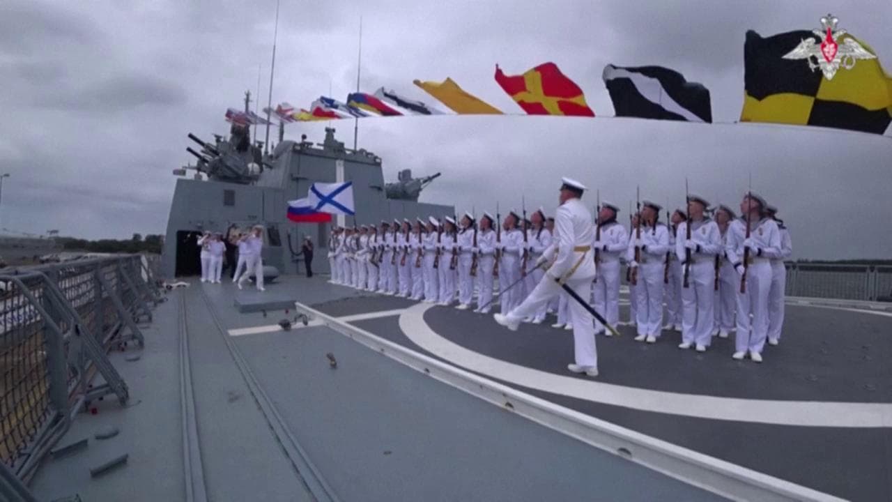 Un anno di guerra in Ucraina, l'ammiraglia russa con missili ipersonici e l'esercitazione con la Cina