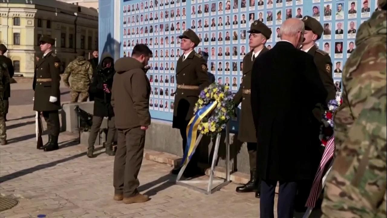 Biden e Zelensky visitano il memoriale dei caduti nel centro di Kiev