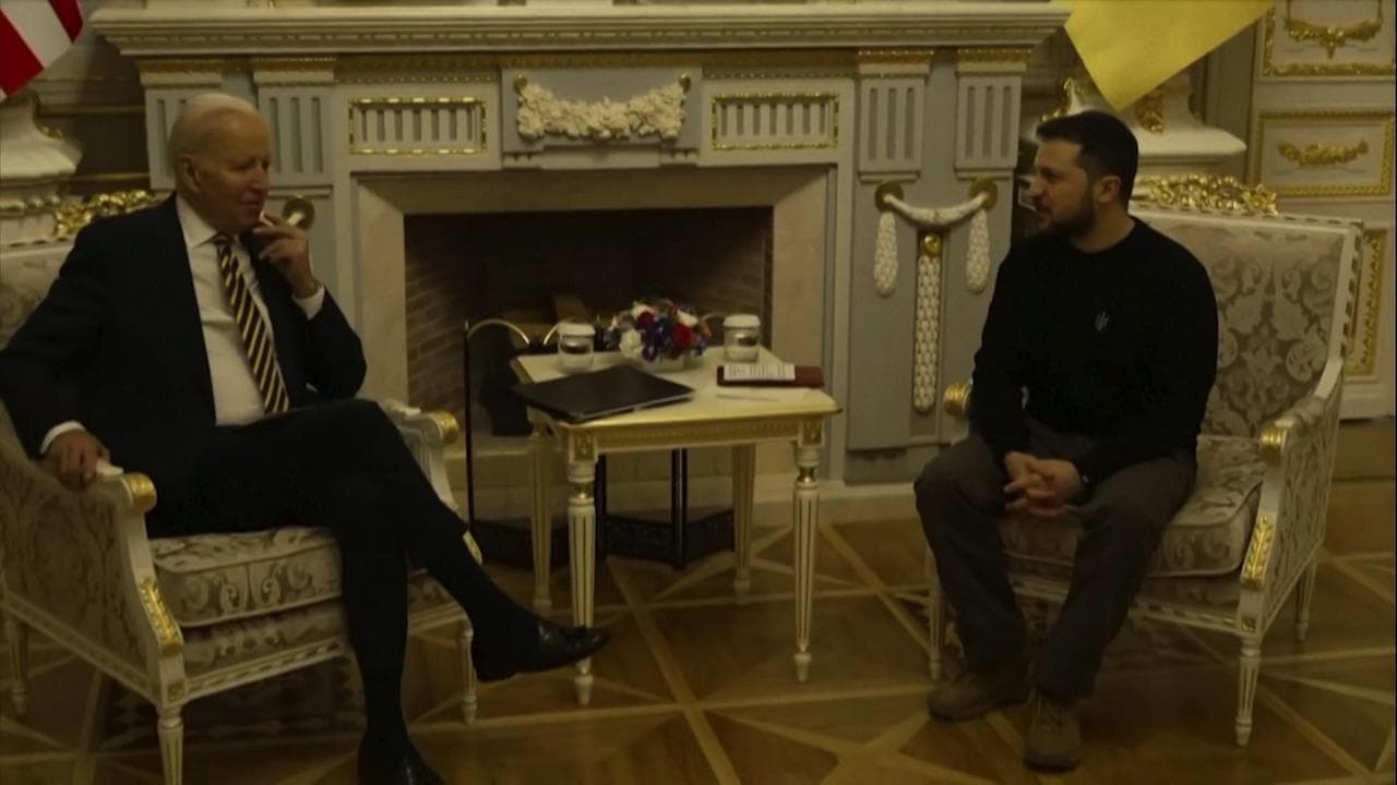 Biden a sorpresa a Kiev, a Zelensky: "Importante essere qui il giorno in cui è iniziata l'invasione"