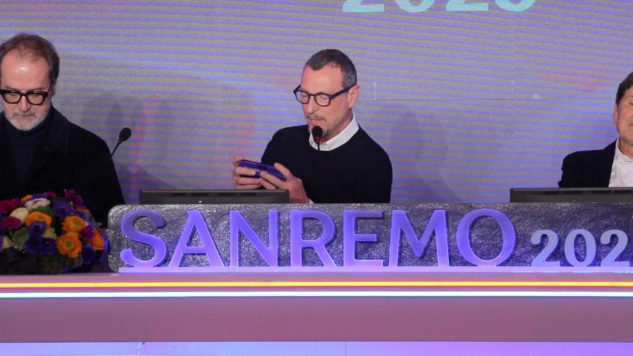 Sanremo 2023, il saluto di Amadeus: si congeda con una lettera con i titoli delle canzoni in gara