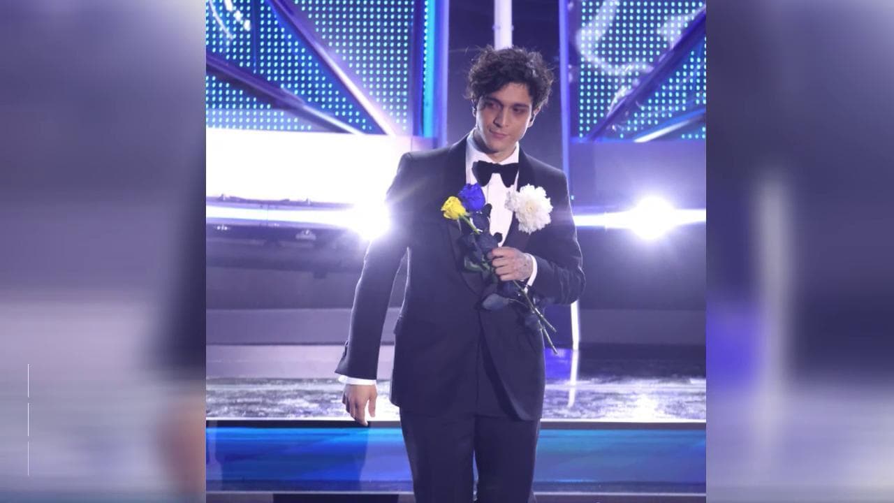 Sanremo, Tananai sul palco con una rosa gialla e una blu: l'ambasciata ucraina lo ringrazia