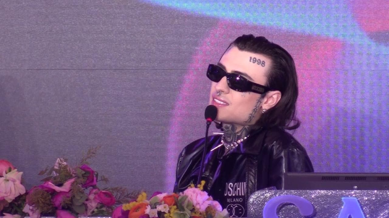 Sanremo 2023, Rosa Chemical spiega il sex toy sul palco: "Un inno alla libertà"
