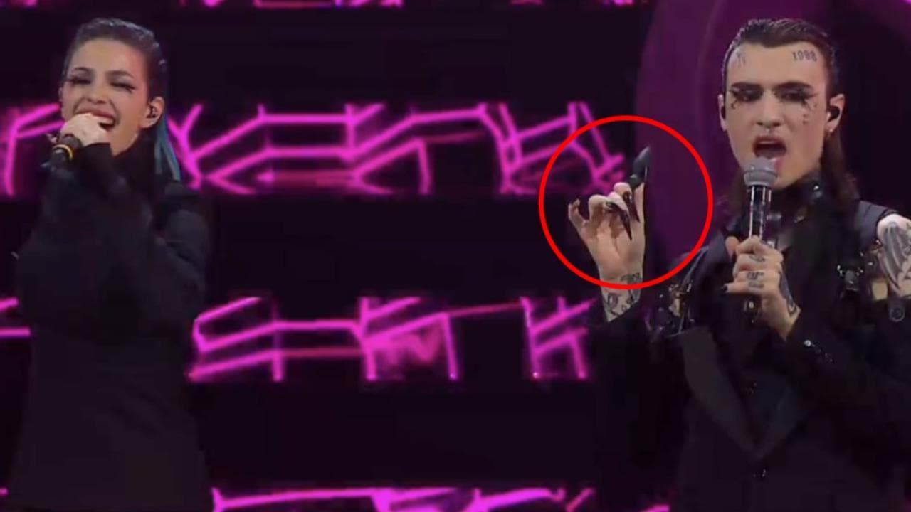 Sanremo 2023, Rosa Chemical porta un sex toy sul palco. E poi urla: "Viva il sesso"